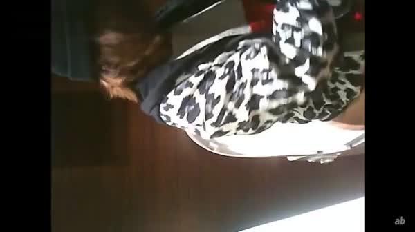 美女如云的餐厅高级坐厕偷拍第28季牛仔裤妹子的蕾丝内裤真性感